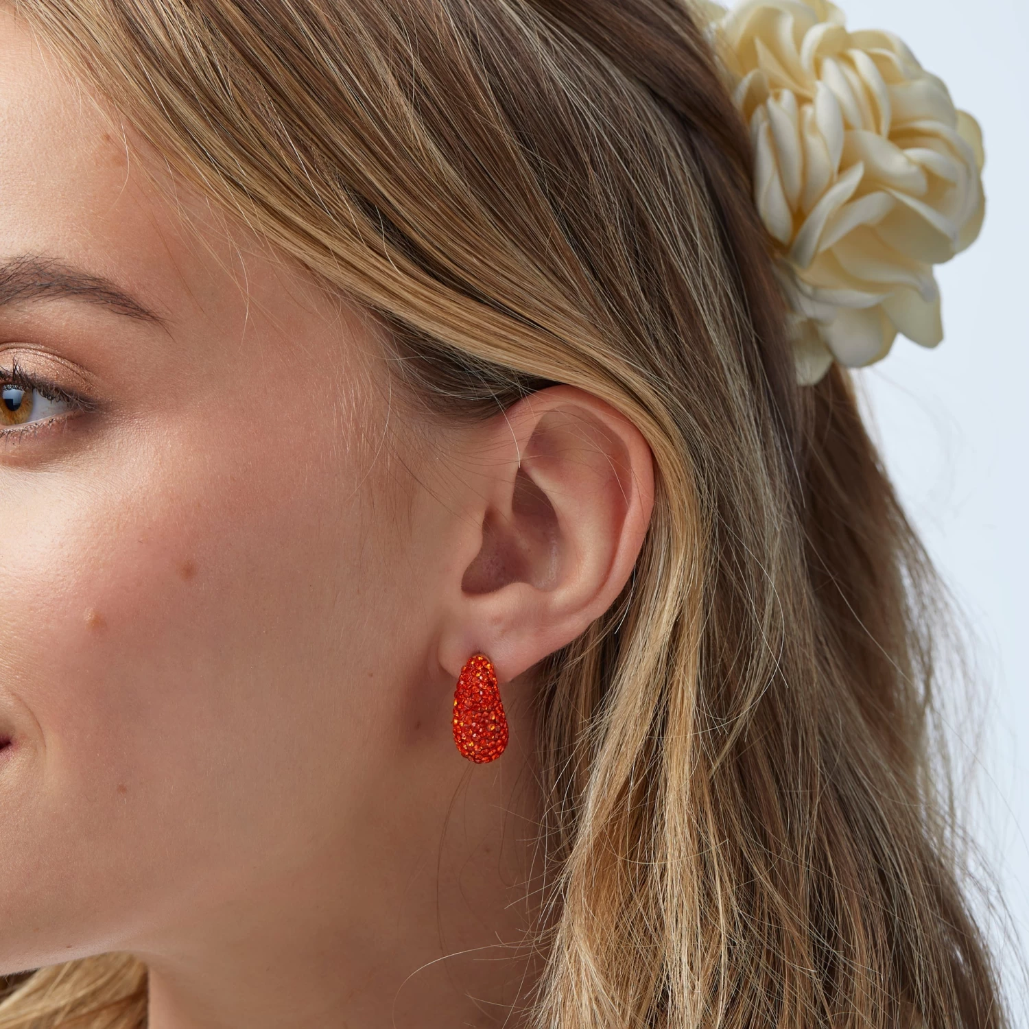 SCARLET PAVE DOME MINI HOOP EARRINGS - Image 3