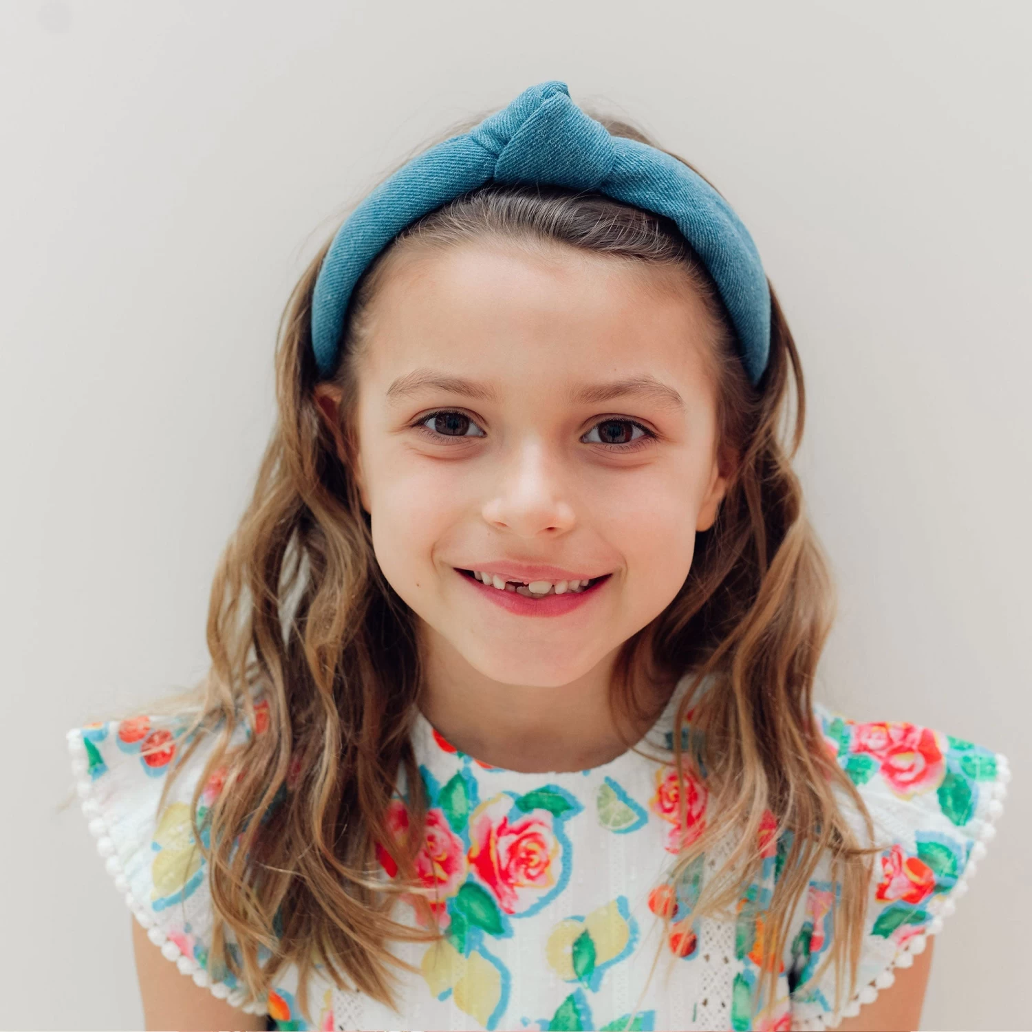 LIGHT DENIM KIDS KNOTTED HEADBAND - Image 2